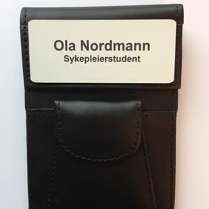 Navneskilt m/skinnmappe