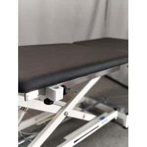 Holder for lamper mm. til gyn.benk